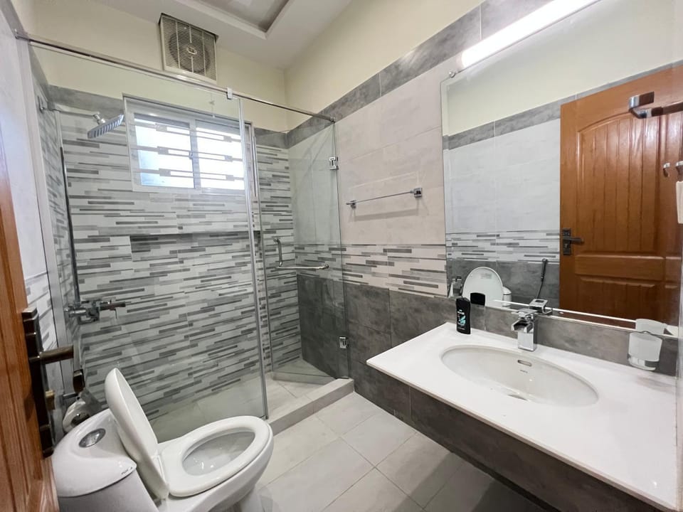 Shower, Toilet, Bathroom, towels