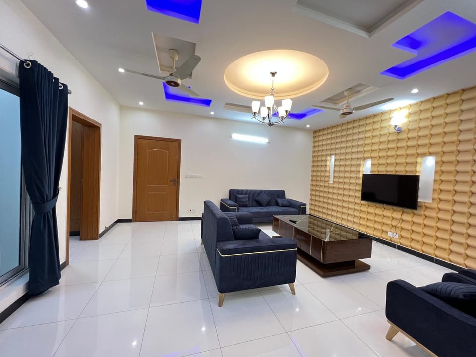 Communal lounge/ TV room, TV and multimedia, Living room, Seating area