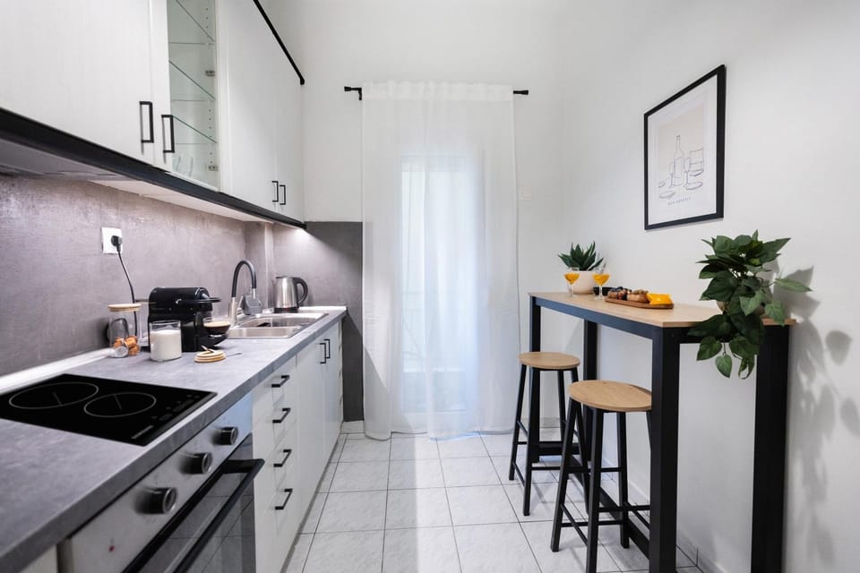 Coffee/tea facilities, Kitchen or kitchenette, Seating area, Dining area, oven, kitchen
