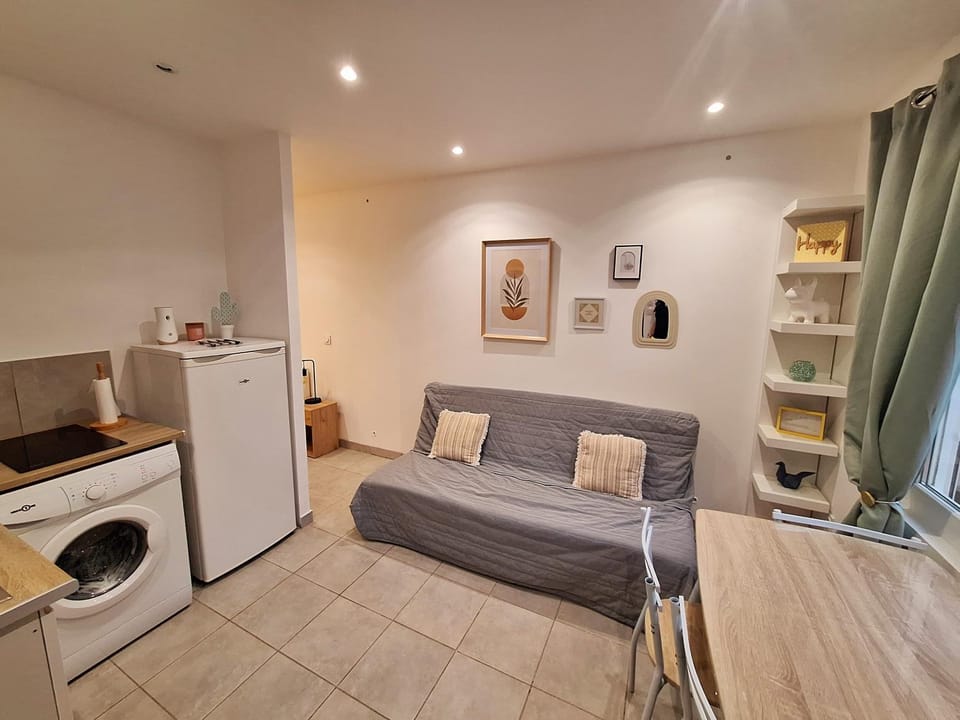 Coffee/tea facilities, Living room, Seating area, oven, washing machine