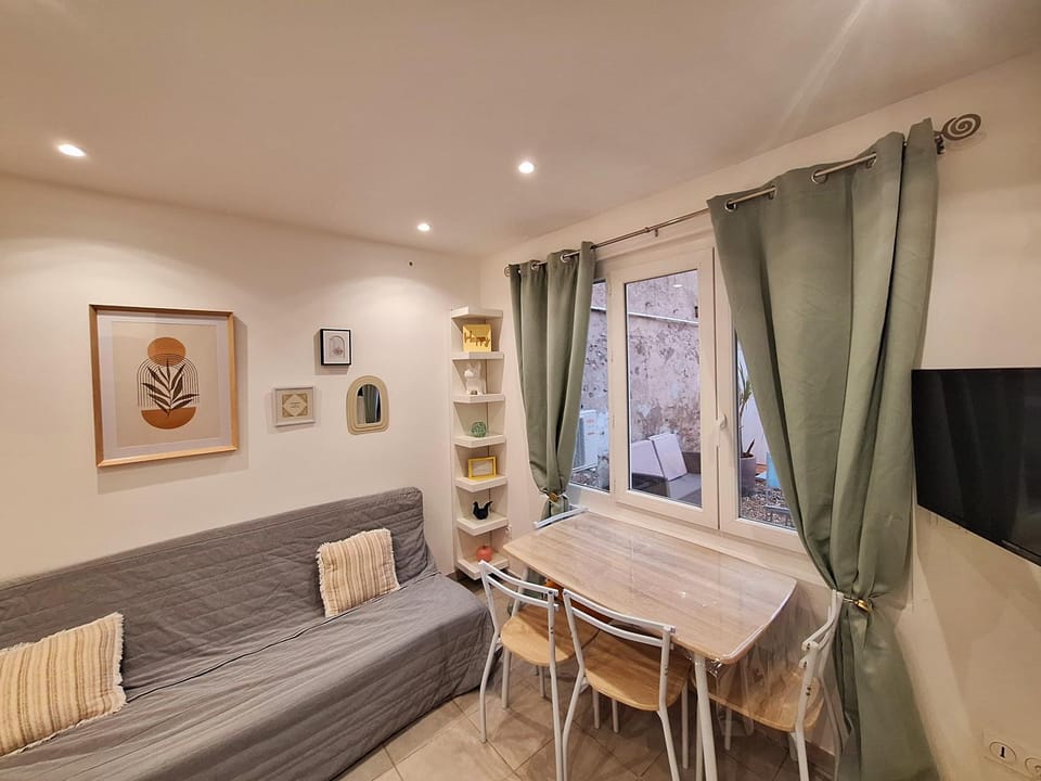 TV and multimedia, Living room, Seating area, Dining area, Garden view