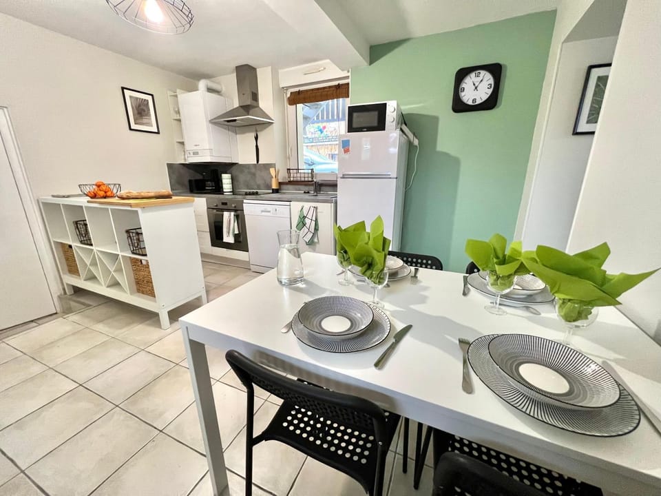 Kitchen or kitchenette, Dining area, stove