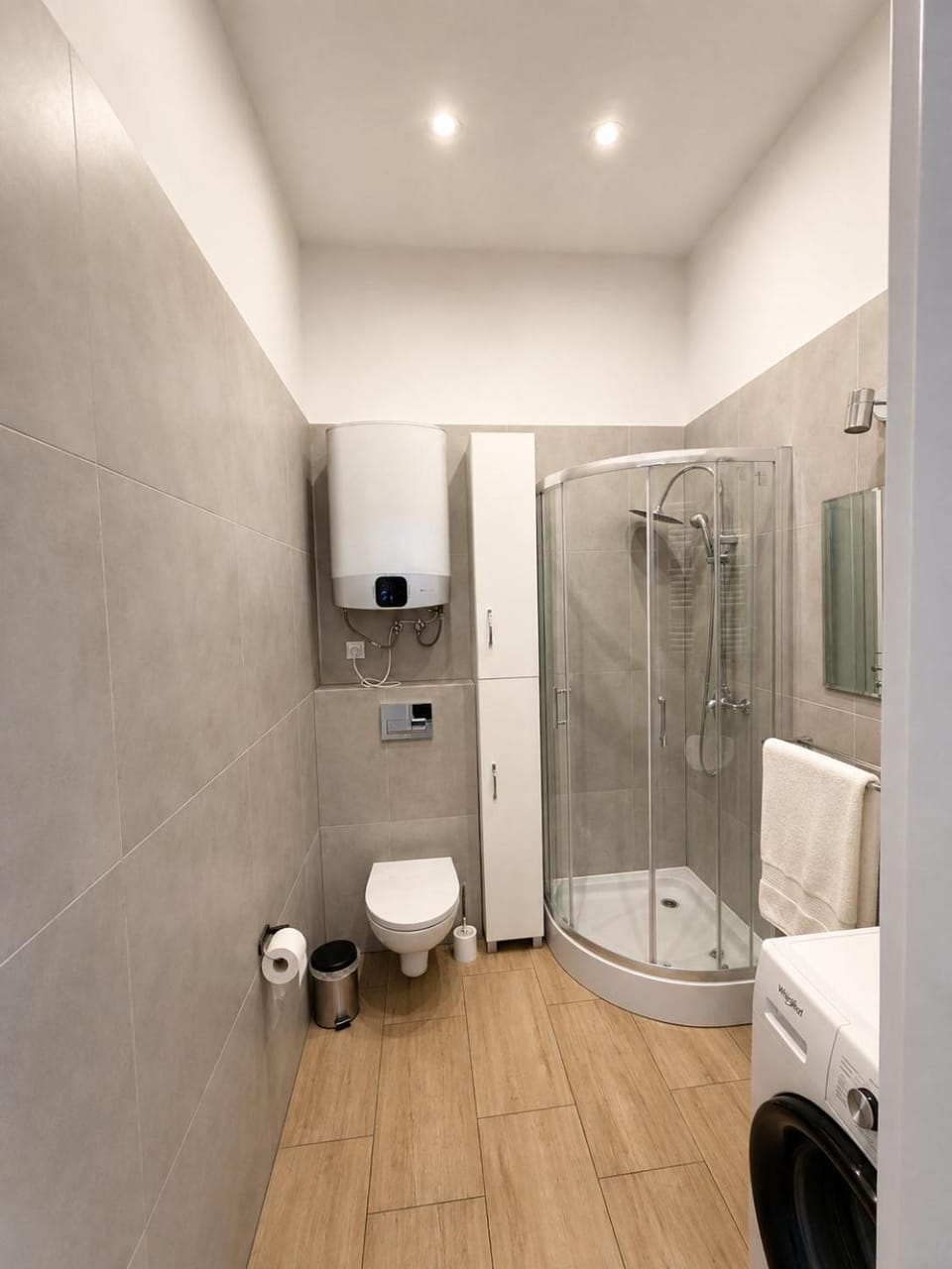 Shower, Toilet, Bathroom, towels, washing machine
