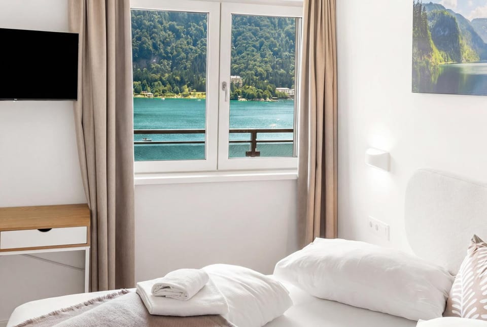 Bed, TV and multimedia, View (from property/room), Bedroom