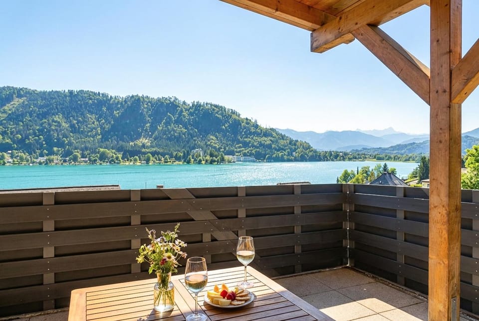 View (from property/room), Balcony/Terrace, Food and drinks, Dining area, Lake view, Mountain view