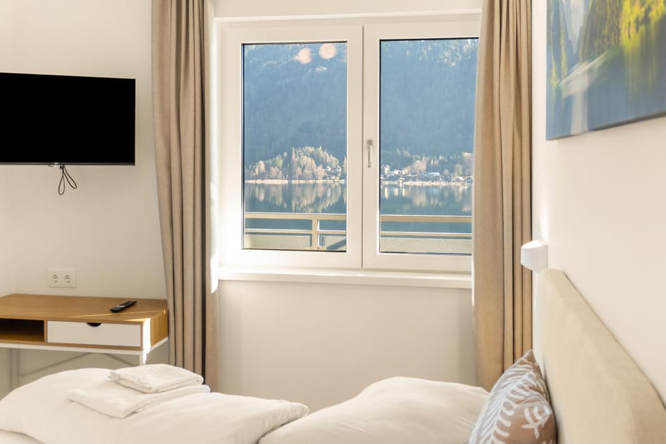 Bed, TV and multimedia, View (from property/room), Bedroom