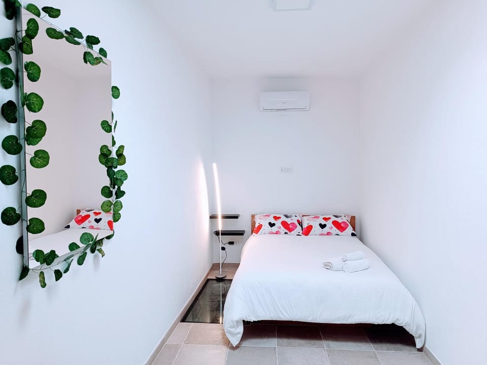 Bed, Photo of the whole room, Bedroom, air conditioner