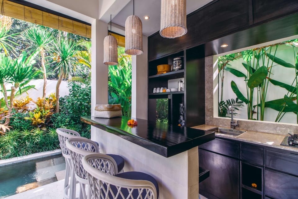 Kitchen or kitchenette, Garden view, Pool view