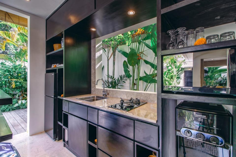Kitchen or kitchenette, Garden view