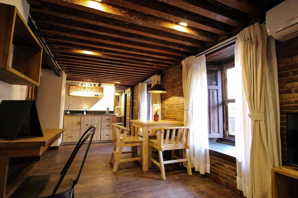Kitchen or kitchenette, Dining area