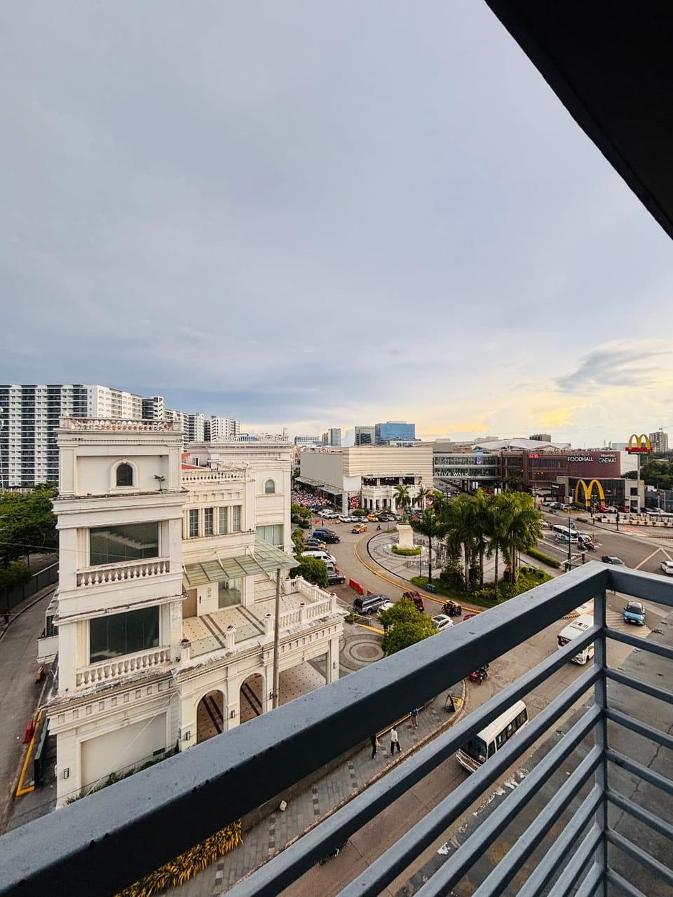 Serene Getaway with Prime Emperador View Bed and Breakfast in Iloilo City