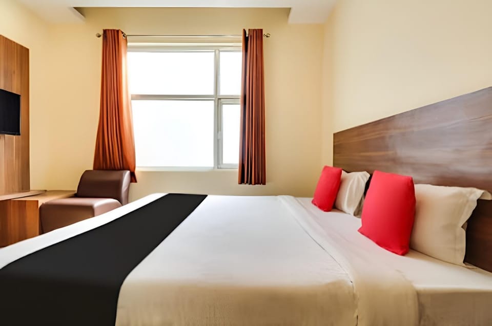 Bed, TV and multimedia, Photo of the whole room, Bedroom