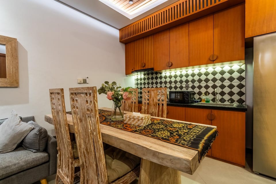 Kitchen or kitchenette, Seating area, Dining area