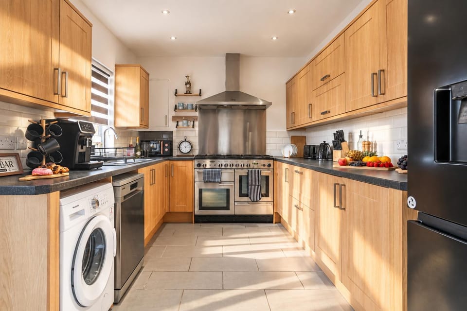 Coffee/tea facilities, Kitchen or kitchenette, dishwasher, oven, pet friendly, toaster, washing machine
