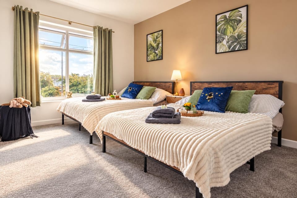 Bed, Photo of the whole room, Bedroom, towels