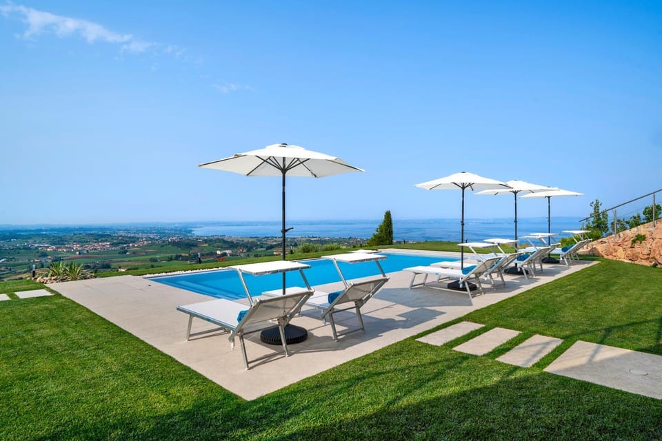 Balcony/Terrace, City view, Pool view, Sea view, Swimming pool, Swimming pool, sunbed