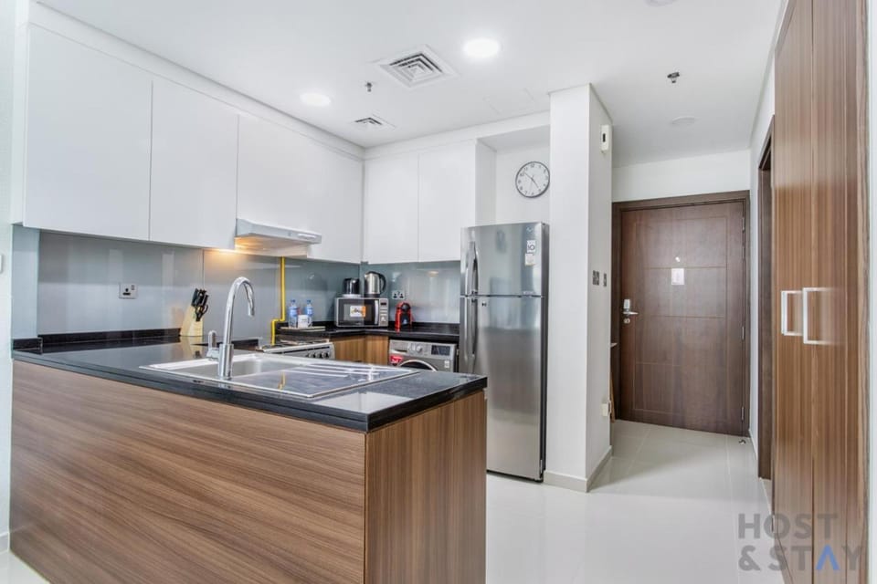 Kitchen or kitchenette, minibar, oven, stove