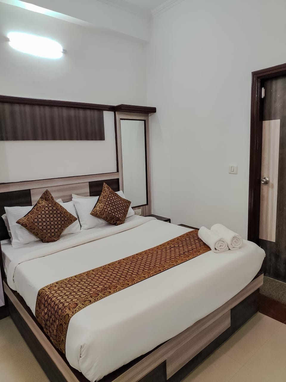 Bed, Bedroom, towels