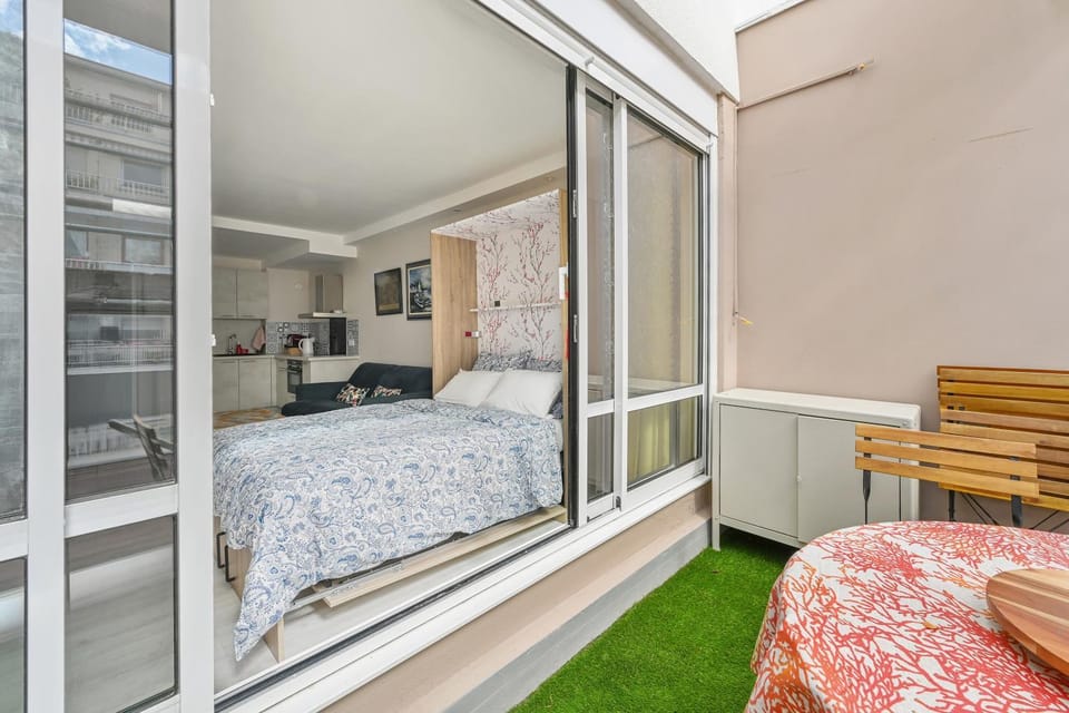 Bed, Living room