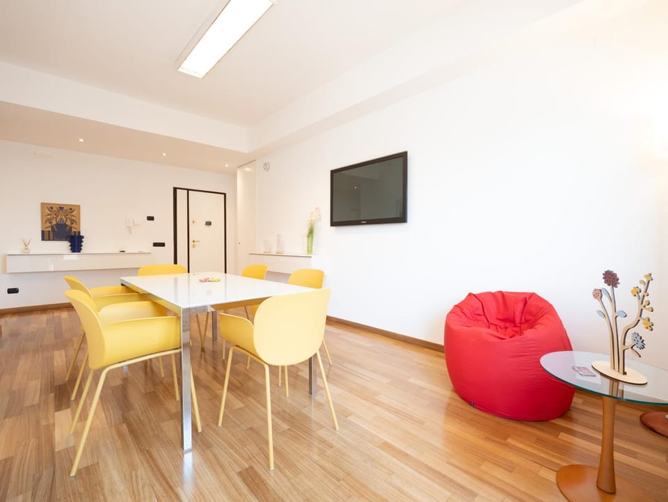 TV and multimedia, Living room, Seating area, Dining area