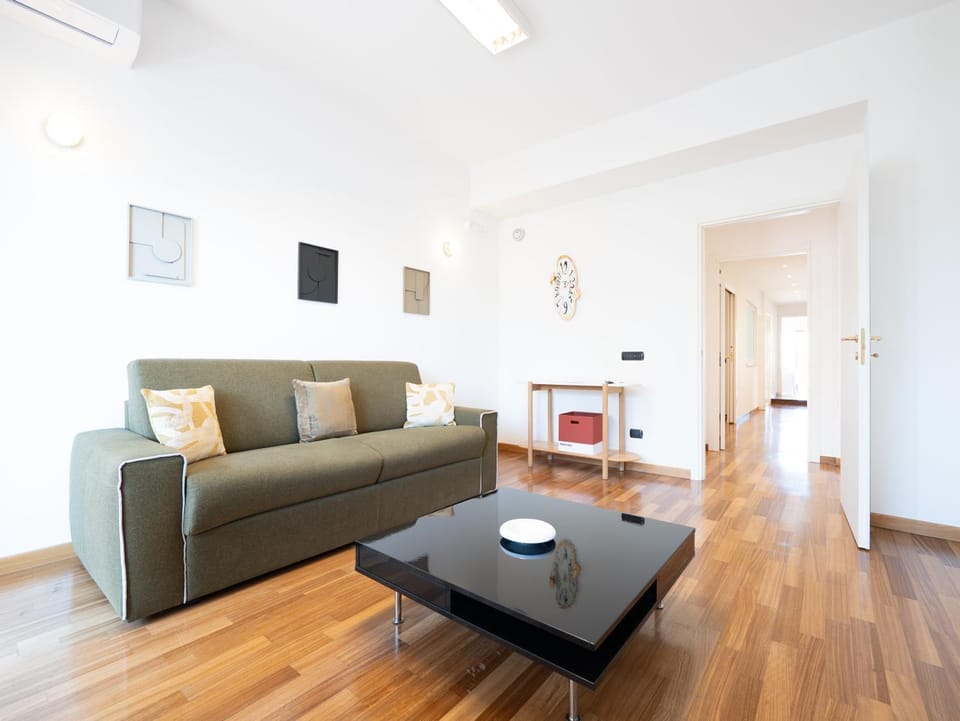 TV and multimedia, Living room, Seating area, Bedroom