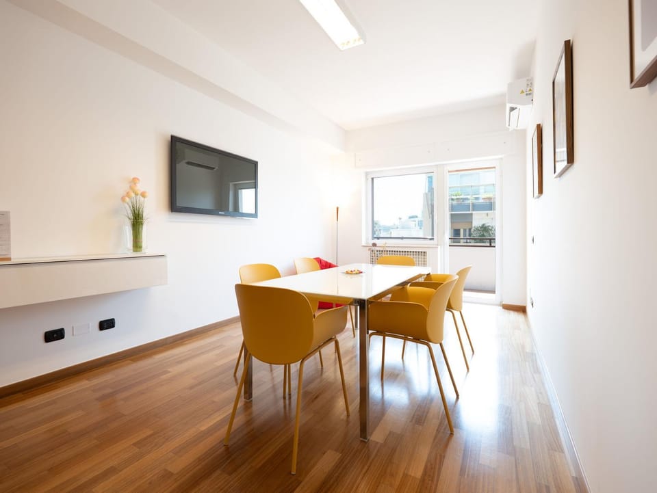 TV and multimedia, Living room, Seating area, Dining area