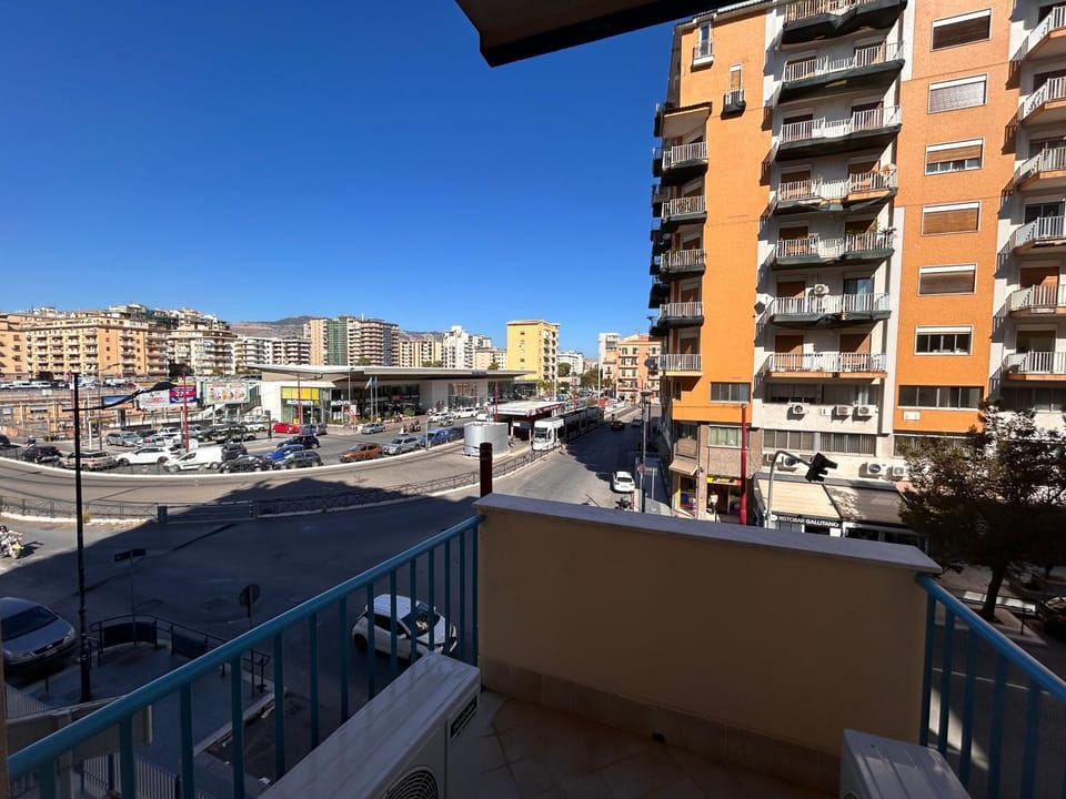 Property building, Day, Neighbourhood, View (from property/room), Balcony/Terrace, Bedroom, City view, Street view, Location