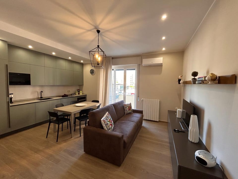 TV and multimedia, Kitchen or kitchenette, Living room, Seating area, Dining area, stove