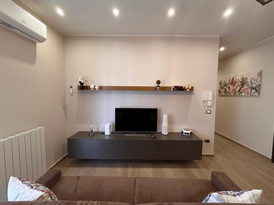 TV and multimedia, Living room, Seating area, internet, air conditioner