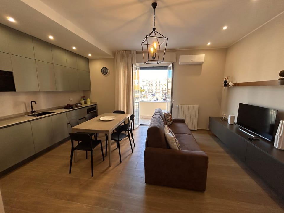 TV and multimedia, Kitchen or kitchenette, Living room, Seating area, Dining area
