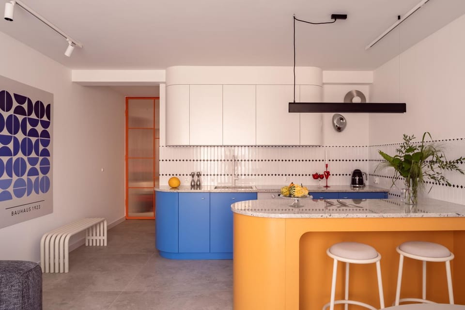 Kitchen or kitchenette, Living room, Seating area, Dining area
