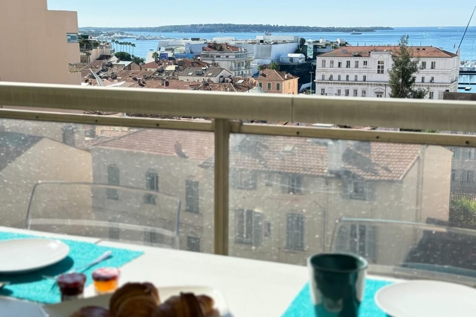 Beautiful 2-bedroom apt - sea and city view Apartment in Cannes