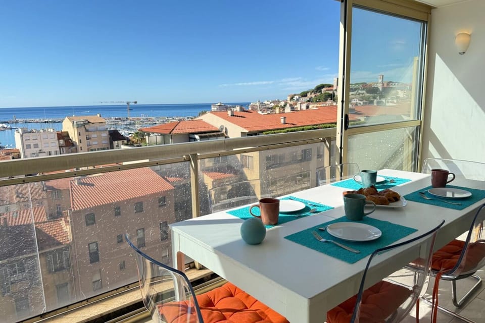 Beautiful 2-bedroom apt - sea and city view Apartment in Cannes