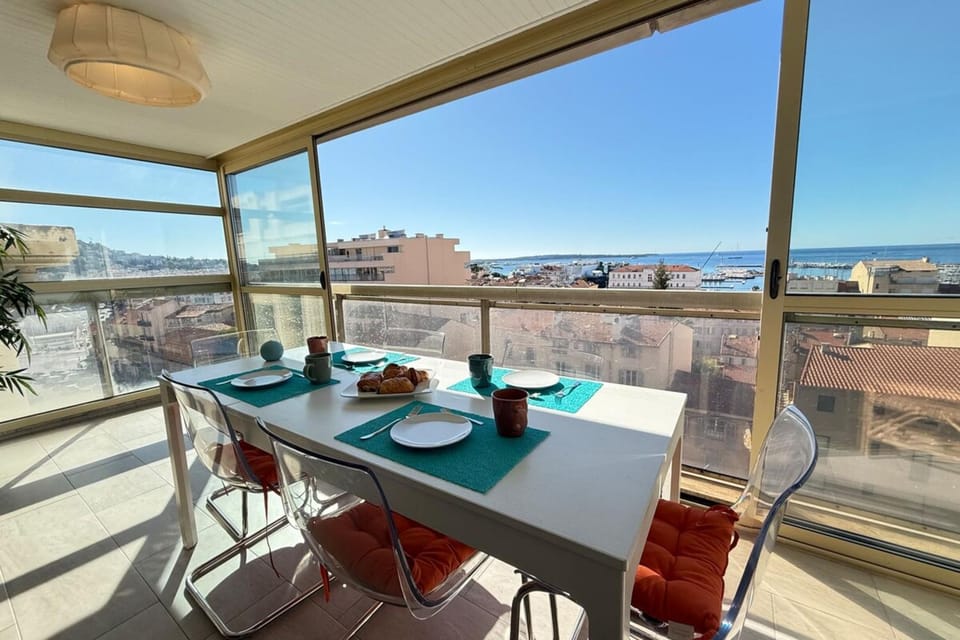 Beautiful 2-bedroom apt - sea and city view Apartment in Cannes