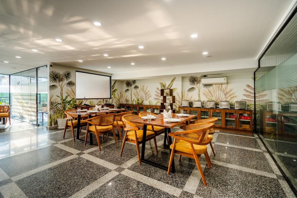 Restaurant/places to eat, Restaurant/places to eat, Seating area