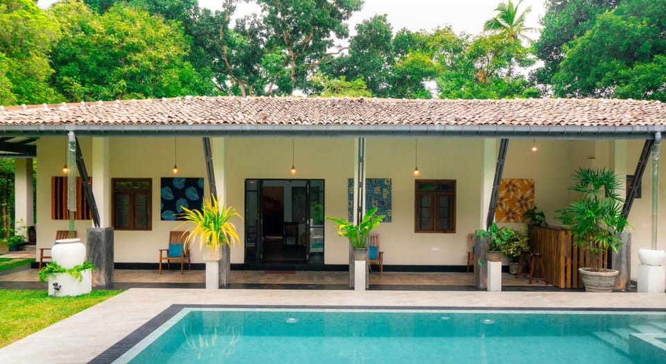 Property building, Day, Pool view, Swimming pool, sunbed