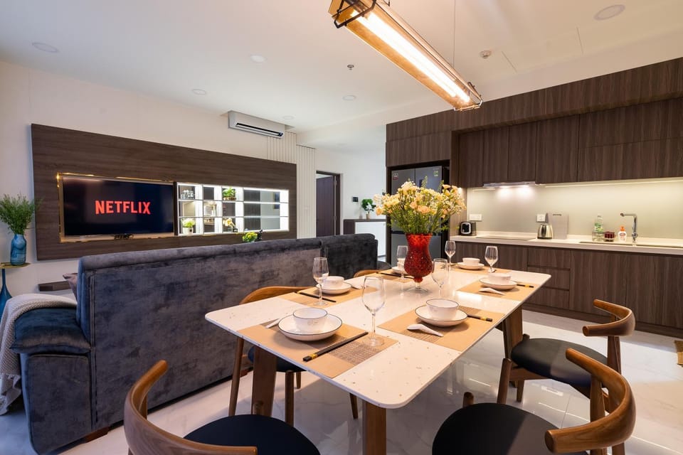 Kitchen or kitchenette, Living room, Seating area, Dining area