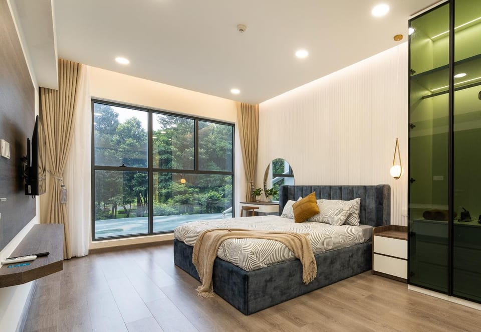 Bed, TV and multimedia, Photo of the whole room, Bedroom