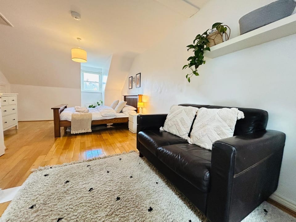Bed, Photo of the whole room, Seating area, Bedroom
