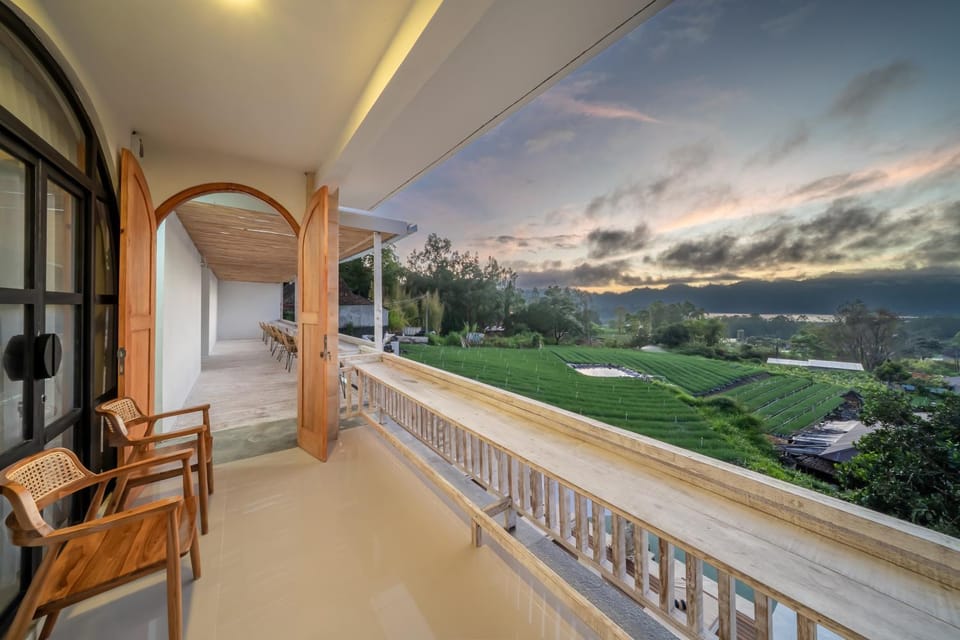 View (from property/room), Balcony/Terrace, Lake view