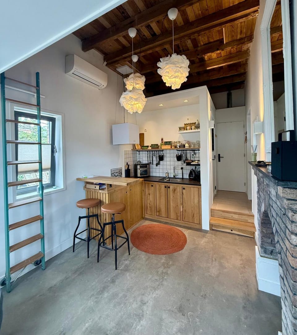 Coffee/tea facilities, Kitchen or kitchenette, Dining area, oven, stove
