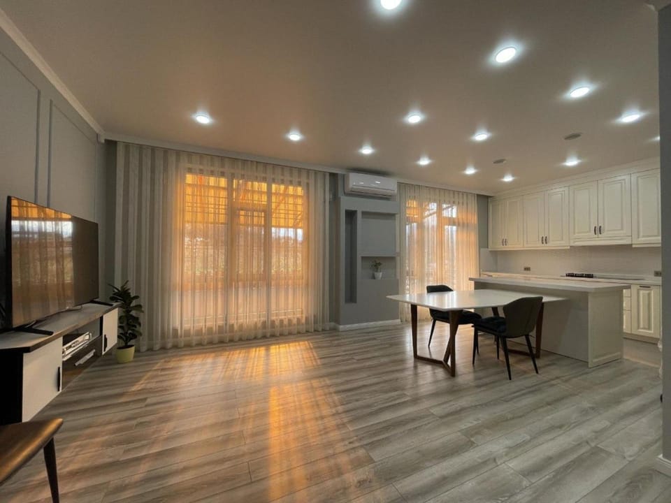 Kitchen or kitchenette, Dining area, minibar, oven, stove