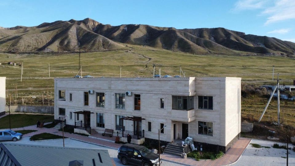 Property building, Spring, Day, Neighbourhood, Natural landscape, Bird's eye view, Mountain view, Parking