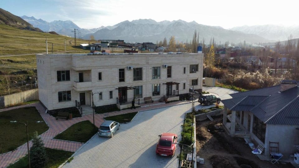 Property building, Spring, Day, Neighbourhood, Natural landscape, Bird's eye view, City view, Mountain view, Street view, Location, Parking