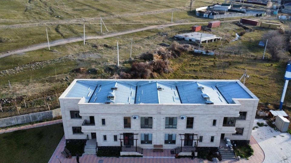 Property building, Spring, Day, Neighbourhood, Natural landscape, Bird's eye view, Street view, Location, Parking
