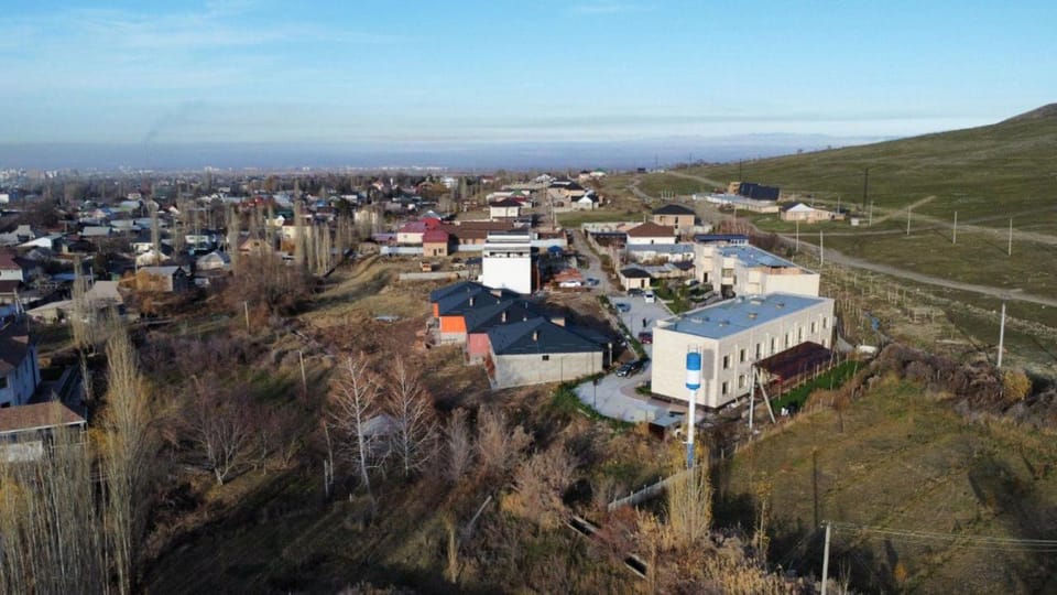 Property building, Day, Neighbourhood, Natural landscape, Bird's eye view, City view, Mountain view, Street view