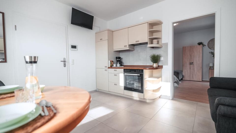 TV and multimedia, Coffee/tea facilities, Kitchen or kitchenette, Decorative detail, Decorative detail, Dining area, Bedroom, heating, heating, internet, internet, stove, towels, wardrobe, kitchen, kitchen
