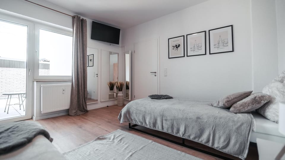 Bed, TV and multimedia, Decorative detail, Decorative detail, Bedroom, heating, heating, internet, internet