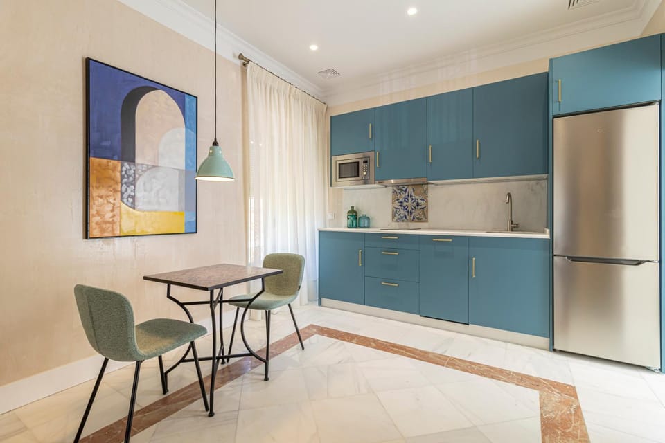 Kitchen or kitchenette, Seating area, Dining area
