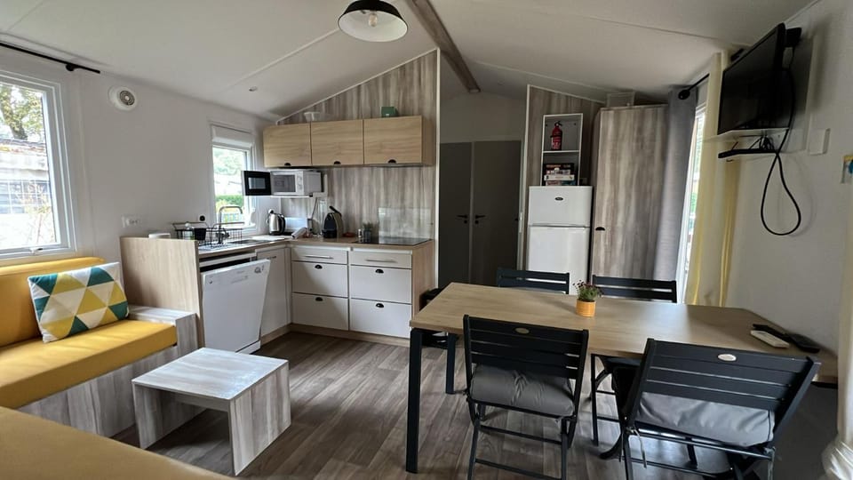 TV and multimedia, Kitchen or kitchenette, Living room, Seating area, Dining area, stove